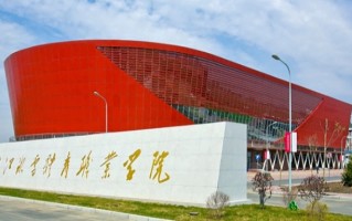 2024年黑龙江冰雪体育职业学院录取分数线，河北最低379分