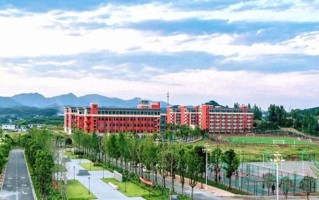 2024年湖南医药学院录取分数线，新疆最低379分