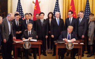 2026国考申论热点：中美签署第一阶段经贸协议